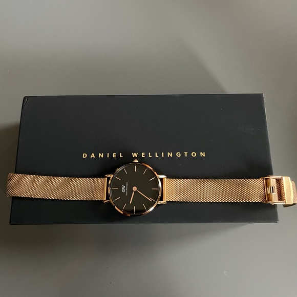 Daniel Wellington Accessories - Daniel Wellington Petite Melrose Rose Gold 28mm